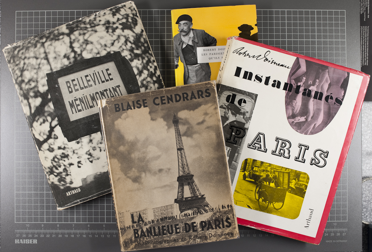 Doisneau_Pile_o_books-1